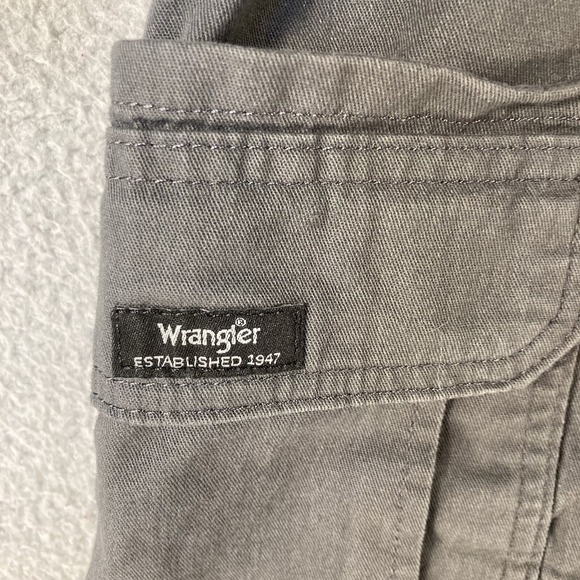 Wrangler Shorts Men's 42‎ Dark Gray Cargo Relaxed Fit Gorpcore Hiking Outdoors - Picture 2 of 16